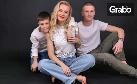 изображение за оферта Професионална семейна фотосесия в студио или на открито, от Photo Studio VK