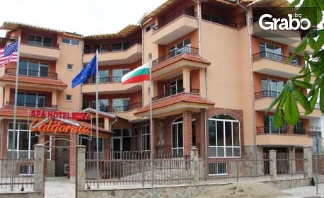 изображение за оферта Релакс в Павел баня: Нощувка със закуска в двойна стая, тройна стая или студио, плюс минерален басейн и възможност за процедури, от Хотел Калифорния
