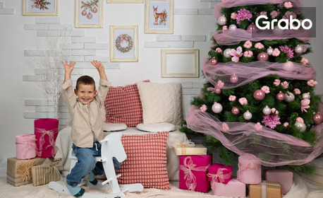изображение за оферта Коледна фотосесия с 12 обработени кадъра на 3 декора, от ADARA studio