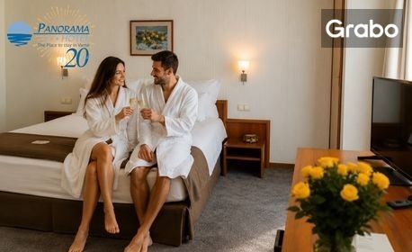изображение за оферта Посрещнете Нова година край морето! Нощувка със закуска тип Брънч в двойна стая, Делукс стая или апартамент, плюс сауна и свободен достъп до Коледния базар, от Хотел Панорама****